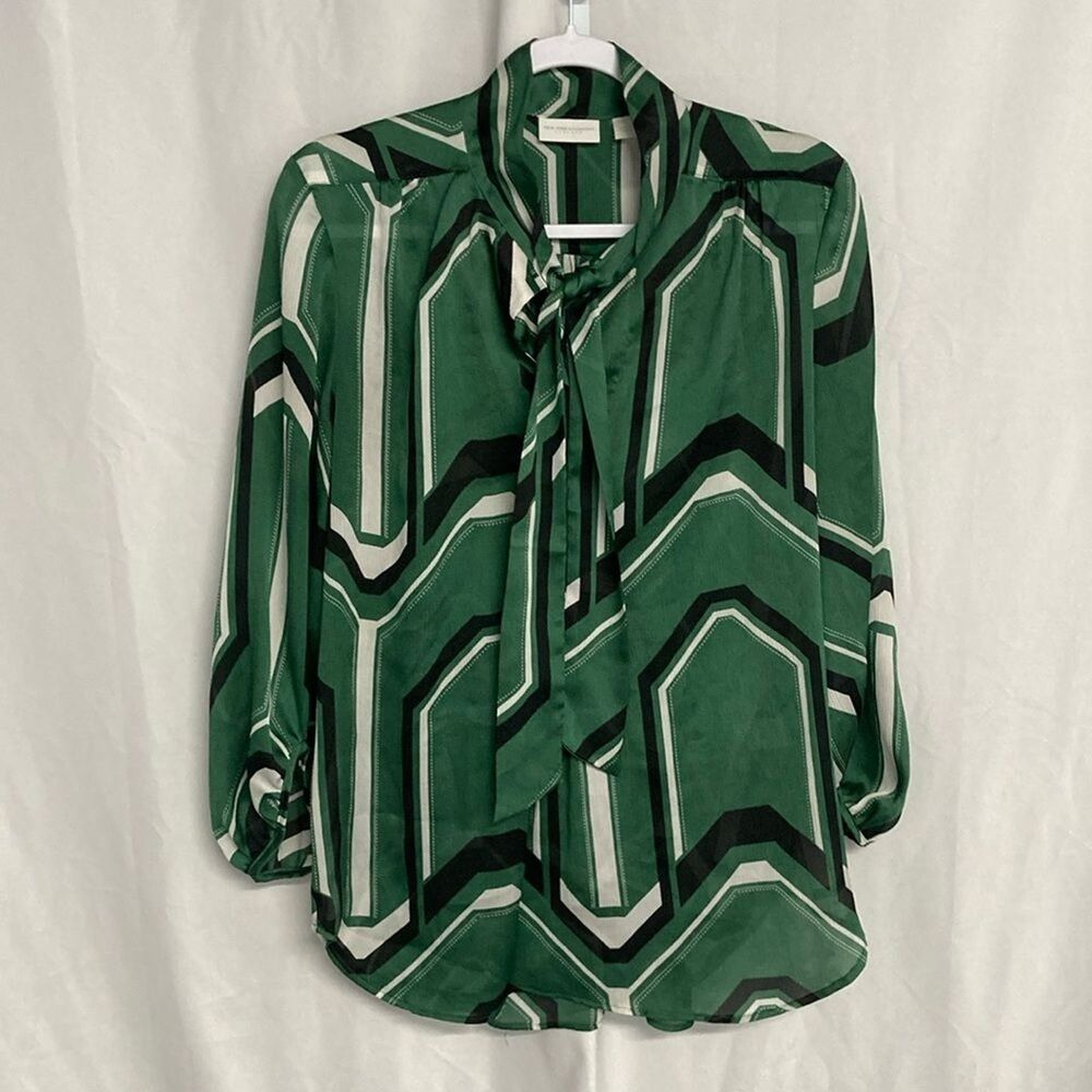 NEW YORK AND CO green white black geometric long sleeve top M